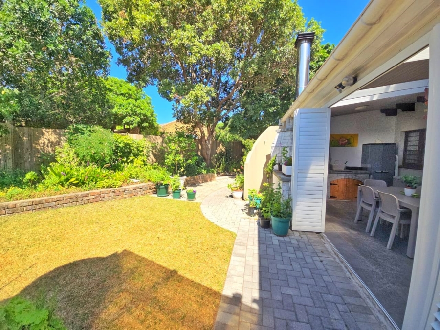 5 Bedroom Property for Sale in Kingfisher Creek Western Cape